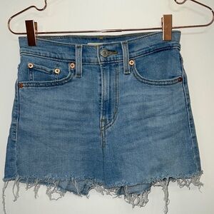LEVI’S HIGH RISE JEAN SHORTS